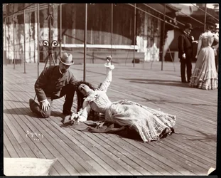 Eine Schauspielerin im Kostüm probt auf dem Dach des wahrscheinlich New York Theatre, New York, 1900